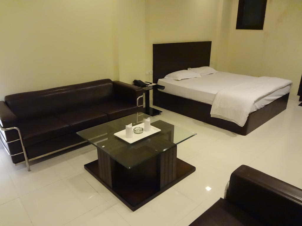 Hotel Siam International Delhi  Exteriör bild