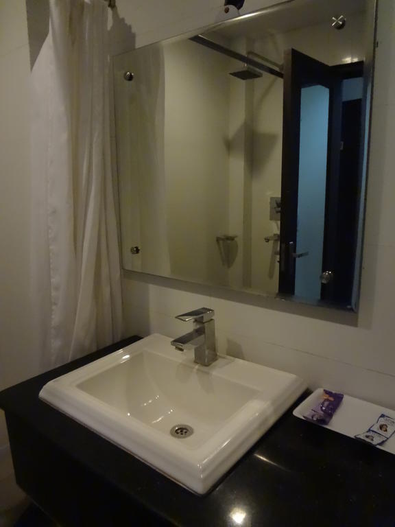 Hotel Siam International Delhi  Exteriör bild
