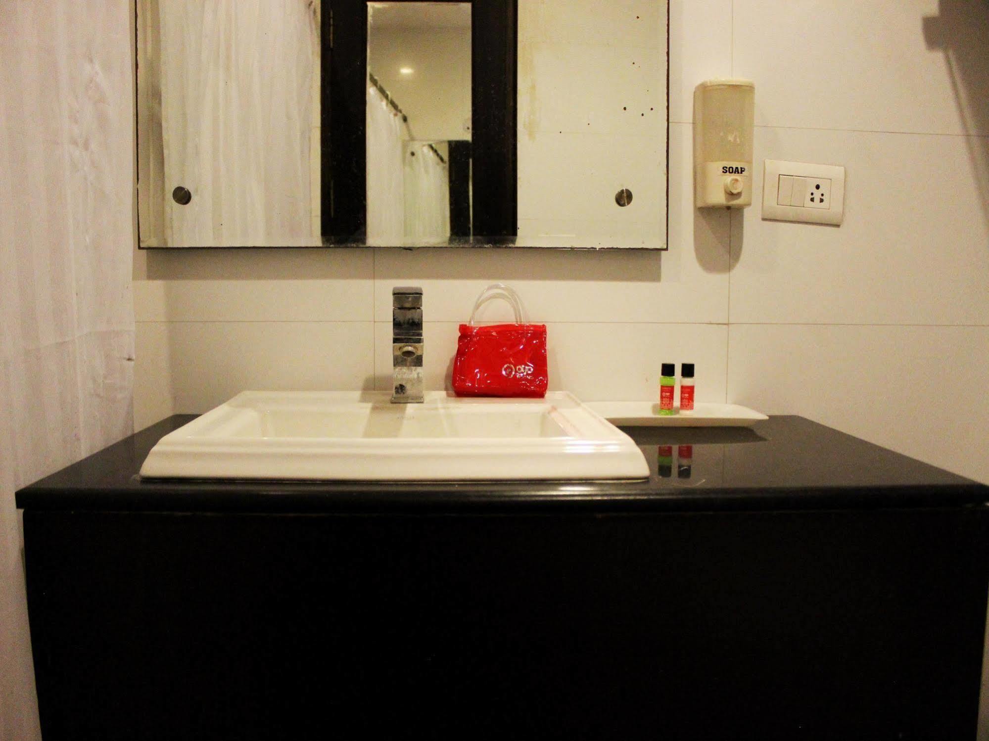 Hotel Siam International Delhi  Exteriör bild