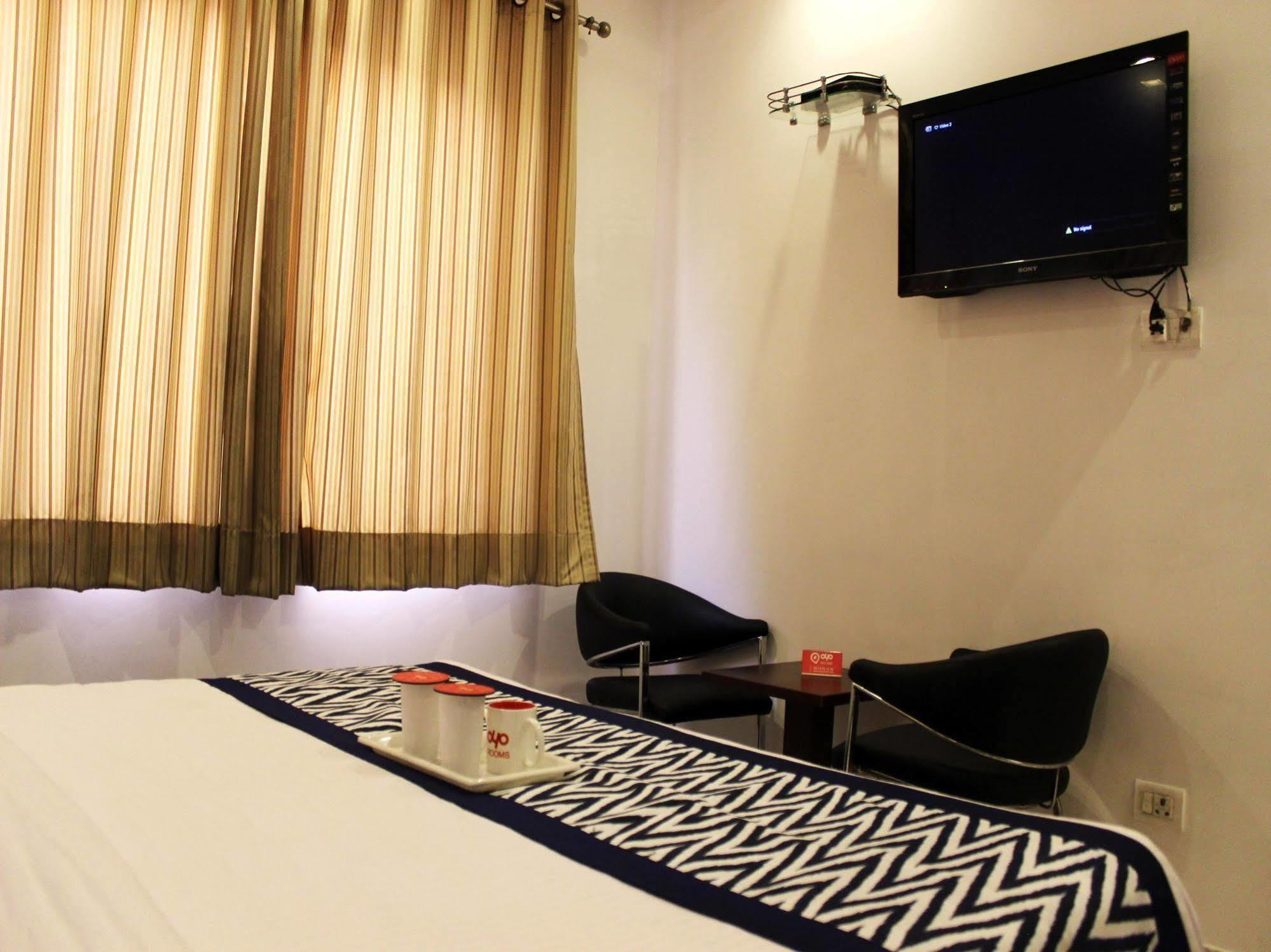 Hotel Siam International Delhi  Exteriör bild