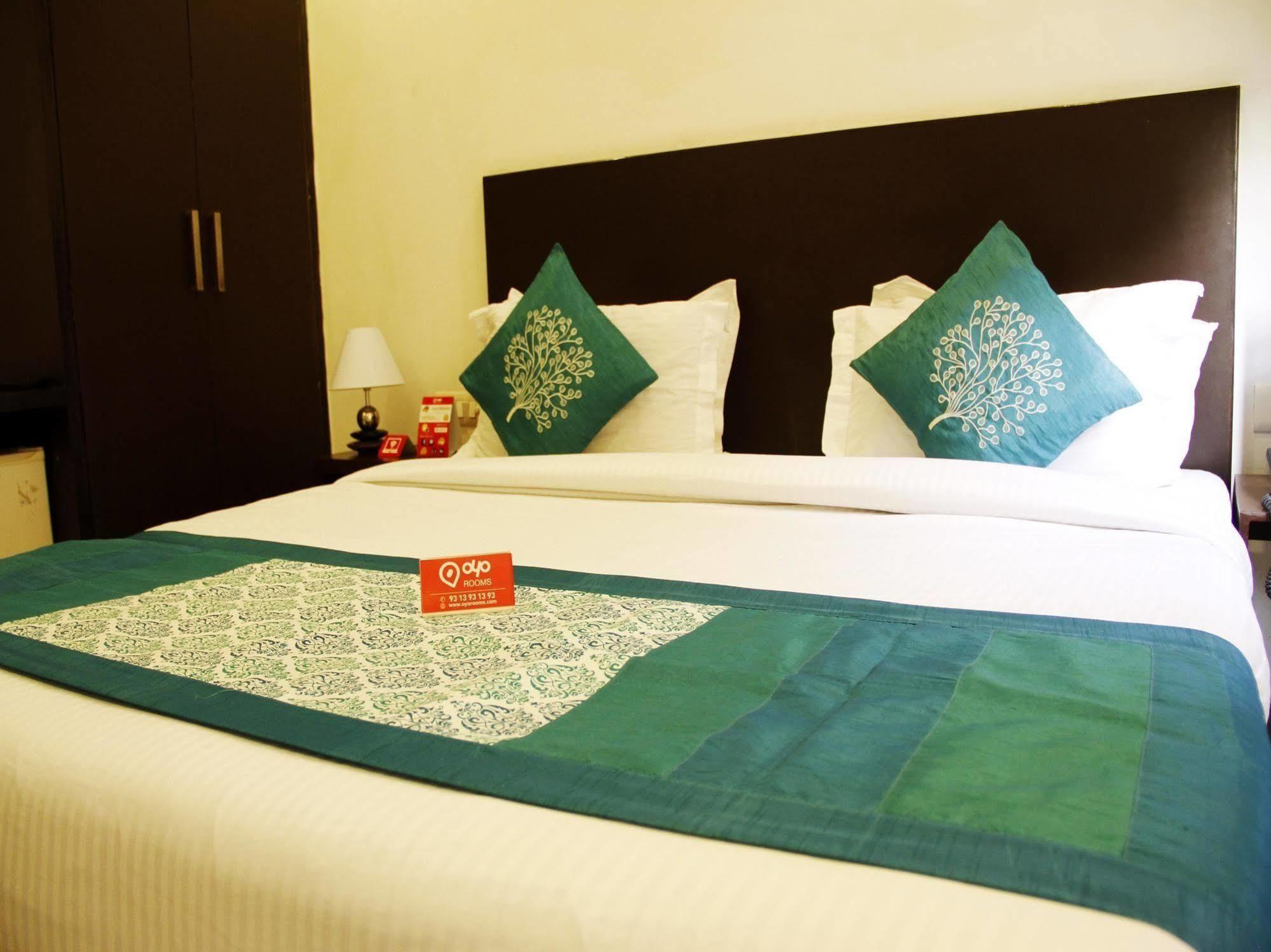 Hotel Siam International Delhi  Exteriör bild